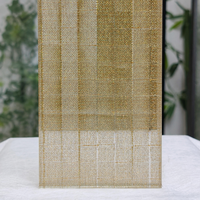 Panneau de verre décoratif translucide en verre feuilleté trempé, à motif grille dorée et tissage à bandes, pour mur de chambre à coucher