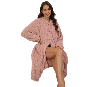 Autunno e inverno rosa fagiolo felice pigiama da donna in velluto corallo lungo con cappuccio e morbida e confortevole camicia da notte - Product Image 1