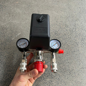 Régulateur d'air avec deux manomètres et bouton rouge pour compresseur d'air - Product Image 1