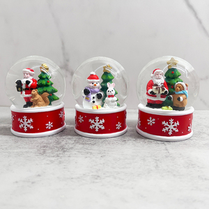 OEM venta al por mayor resina Navidad verde santa árbol miniatura bola de nieve decoración del hogar globo de agua decoración de Navidad globo de nieve - Product Image 2