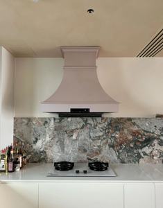 Cuisine moderne avec crédence en pierre naturelle et îlot, armoires blanches, étagères ouvertes - Product Image 6