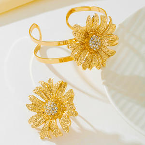 Ensemble de bijoux de bague de bracelet réglable ouvert de fleur de diamant à la mode et exagéré pour femmes - Product Image 3