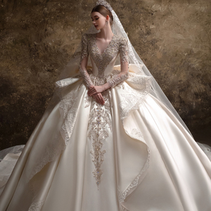 Vestido de Novia LSHT130 Royal con Cuello en V, Lentejuelas, Cuentas y Cola Larga - Product Image 1