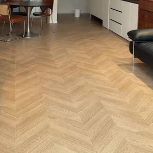 Vente en gros de revêtement de sol en vinyle de luxe Installation facile Matériau vierge imperméable LVT Planche de carrelage PVC SPC Design graphique aspect bois - Product Image 5