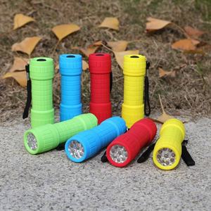 畅销定制标志硅胶户外手电筒应急迷你9发光二极管手电筒野营登山灯促销礼品 - Product Image 6