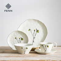 Service de table en céramique florale minimaliste élégant FENN pour 4 personnes, tasse et soucoupe irrégulières, assiette et bol en porcelaine avec bord ondulé