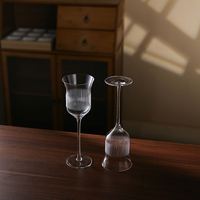 Moderne elegante geribbelde, verticaal gestreepte, langstamige, mondgeblazen kristallen, loodvrije, luxe, transparante rode wijnglazen