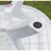 Table ronde en plastique blanc durable et bon marché pour l'extérieur, idéale pour les réunions et événements en restaurant.