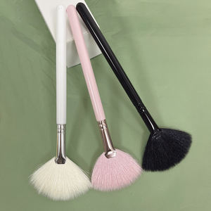 <span class=keywords><strong>Brochas</strong></span> <span class=keywords><strong>de</strong></span> abanico grandes y suaves <span class=keywords><strong>de</strong></span> cerdas <span class=keywords><strong>de</strong></span> cabra y nailon para <span class=keywords><strong>maquillaje</strong></span> facial, polvos sueltos, iluminadores y coloretes. - Product Image 4