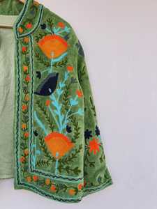 Chaqueta Kimono Verde de Terciopelo Hecha a Mano con Bordado Suzani, Abrigo Uzbeco Estilo Boho, Proveedor Mayorista de Exportación de India - Product Image 6