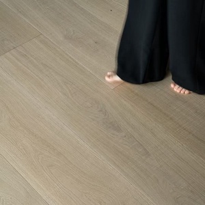 Planchers en bois composite massif à plis multiples en chêne blanchi à la chaux Plancher en bois brossé résistant aux rayures - Product Image 1