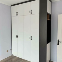 Armoire modulaire minimaliste pour chambre d'hôtel en MDF noir, chêne nordique, métal sauge, style transitionnel