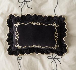 Ornement de Noël personnalisé en velours à volants, motif lettre brodée, nœuds modernes et dentelle carrée - Product Image 6