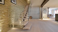 Escalier droit en bois de qualité supérieure avec rampe en verre, design mono-soleil pour villa de luxe et maison moderne