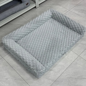 Canapé pour chien en velours de maïs de luxe sur mesure, lit pour animaux de compagnie gris doux et confortable conçu pour les grands chiens - Product Image 4