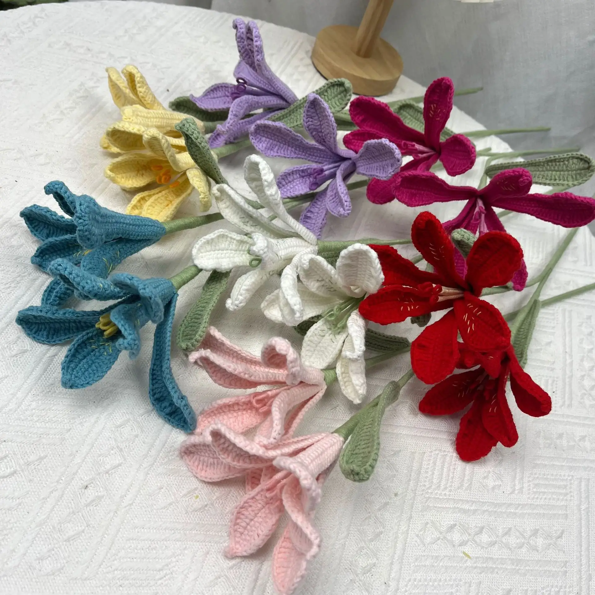 Fertige handgewebte gestrickte Lilien crochet künstliche Blumenstrauß Heimdekoration Hochzeit Blume Valentinstag Müttertag Geschenke