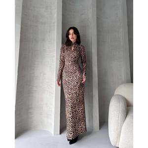 DEFILE Vestido largo elegante con estampado de leopardo y cuello Kiss para mujer, cómoda mezcla de poliéster y licra para un uso diario y en vacaciones con estilo - Product Image 1