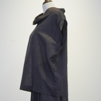 Ensemble deux pièces haut à col montant et manches courtes, pantalon large, 52% lin, 48% coton, doublure 100% polyester, ourlet en dentelle noire