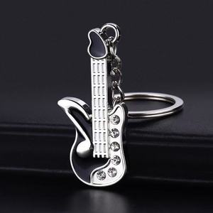 Y2K UV Cartoon Style Schlüssel bund Vintage Metall Glitter Gitarre mit Retro Millennium Bling Modische Karabiner Schlüssel ring Zubehör - Product Image 4