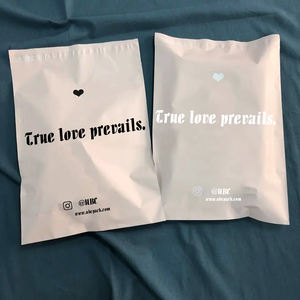 Sac polymailer personnalisé avec logo imprimé, imperméable, résistant aux déchirures, couleur crème beige, biodégradable, enveloppe d'expédition pour vêtements - Product Image 1