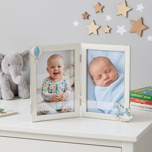 Fournisseur OEM Cadre photo double articulé en métal pour bébé 4x6 en alliage de zinc, motif cheval à bascule et montgolfière, décoration de chambre d'enfant, cadeau - Product Image 1