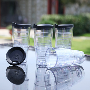 I calici in plastica ps all'ingrosso piegano la <span class=keywords><strong>bottiglia</strong></span> d'acqua trasparente bicchiere <span class=keywords><strong>da</strong></span> caffè skinny con globo di neve a doppia parete <span class=keywords><strong>da</strong></span> 16 once con coperchio sfuso - Product Image 2