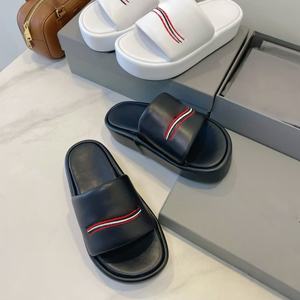 Chaussons de luxe pour femmes, best-sellers, en cuir de créateur, sandales décontractées à semelle épaisse pour hommes et femmes, style marche en extérieur - Product Image 2