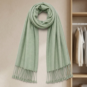 Chal de invierno de viscosa suave con flecos y borlas, bufanda cálida para mujer, ideal para uso diario y formal. - Product Image 3