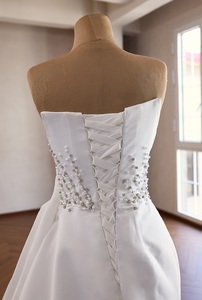 Robe de mariée de luxe minimaliste Ocstrade sans bretelles en satin avec strass scintillants, ceinture latérale, longue traîne et dos corset, robe de mariée personnalisée - Product Image 6