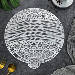 Manteles Individuales de PVC con Diseño Hueco para el Día de Navidad, Antideslizantes, Aislantes del Calor, Lavables, Decorativos para Cocina y Hogar - Product Image 4