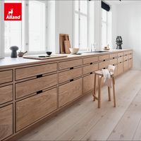 Meuble de cuisine scandinave moderne en chêne européen naturel, avec façade en plaque pleine, sans poignée, à joints apparents et tiroir à queue de cygne