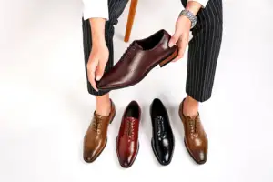 Lederschuhe für Herren Frühjahr geschnitzt Block Büro Derby Schuhe formelle Geschäfte Oxford Einzelschuhe handgefertigt Farbe polieren