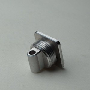 Tapón Roscado de Aluminio Mecanizado por CNC Personalizado con Base Cuadrada y Mango en T para Uso Industrial - Product Image 2