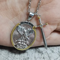 Fancy Day Custom Fashion Vintage Oval Shield Knight Shield Sword con Logo Graved Name Collar de aleación para hombre Colgante