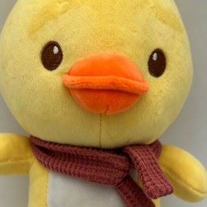 Lindo Peluche de Pato Amarillo con Bufanda, Almohada de Peluche Suave, Muñeco Decorativo para el Hogar y la Oficina - Product Image 4