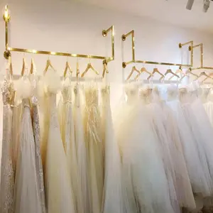 दुल्हन दुकान बुटीक की दुकान परिधान स्टेनलेस स्टील दीवार घुड़सवार महिलाओं के कपड़े स्टैंड शादी की पोशाक सोने दीवार कपड़े रैक