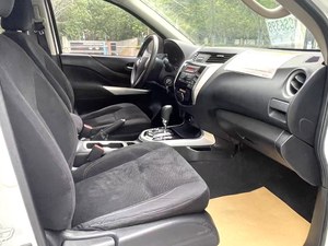 Pick-up d'<span class=keywords><strong>occasion</strong></span> d'un seul propriétaire : Nissan Navara Luxe 2017, faible kilométrage, automatique, prêt pour le travail ou personnel - Product Image 4