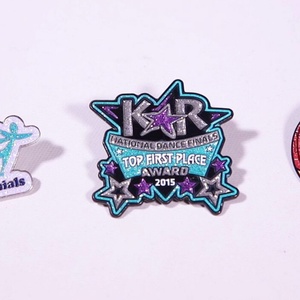 Fabrication sur mesure sans MOQ, design anime personnalisé, vente chaude, épinglette en émail dur Demon Slayer avec impression effet verre teinté - Product Image 3