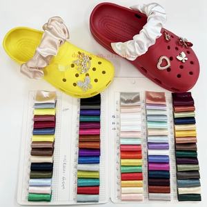 สายรัดรองเท้าผ้าซาตินไหมสั่งทำขายส่ง ของตกแต่งรองเท้าแบบกำหนดเองพร้อมโลโก้ผ้าดีไซเนอร์ จี้ห้อยรองเท้าแบบกำหนดเองสำหรับรองเท้าแบบสวม - Product Image 2