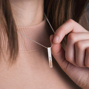 Gioielli minimalisti in oro 18 carati con incisione effetto opaco nome doganale collana con barra 3D verticale personalizzata per <span class=keywords><strong>donna</strong></span> <span class=keywords><strong>uomo</strong></span> - Product Image 6