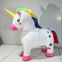 2/2.6m kostum maskot Unicorn tiup 4 kaki berjalan raksasa dengan orang berdiri di dalam