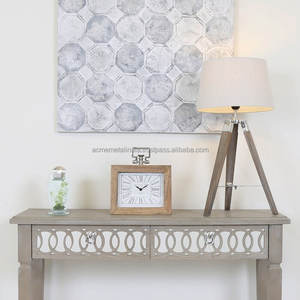 Reloj de mesa en metal niquelado Premium con diseño de patas de pato perfecto para una decoración elegante del hogar y una elegante pieza de acento de mesa - Product Image 6