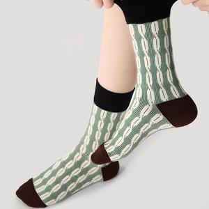 Chaussettes pour femmes en tricot torsadé vert avec accent Lurex, chaussettes tendance bicolores pour tenue habillée et décontractée, chaussettes de sport pour femmes - Product Image 4