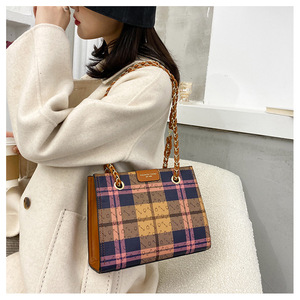 Gros sac fourre-tout <span class=keywords><strong>de</strong></span> luxe chaîne ouverte double <span class=keywords><strong>grille</strong></span> classique lettre <span class=keywords><strong>mot</strong></span> imprimé sac à main à bandoulière pour les femmes - Product Image 4