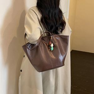 Sac fourre-tout grande capacité pour femme, texture douce, sac à bandoulière avec breloque, idéal pour le travail, le shopping, les voyages et l'usage quotidien - Product Image 4