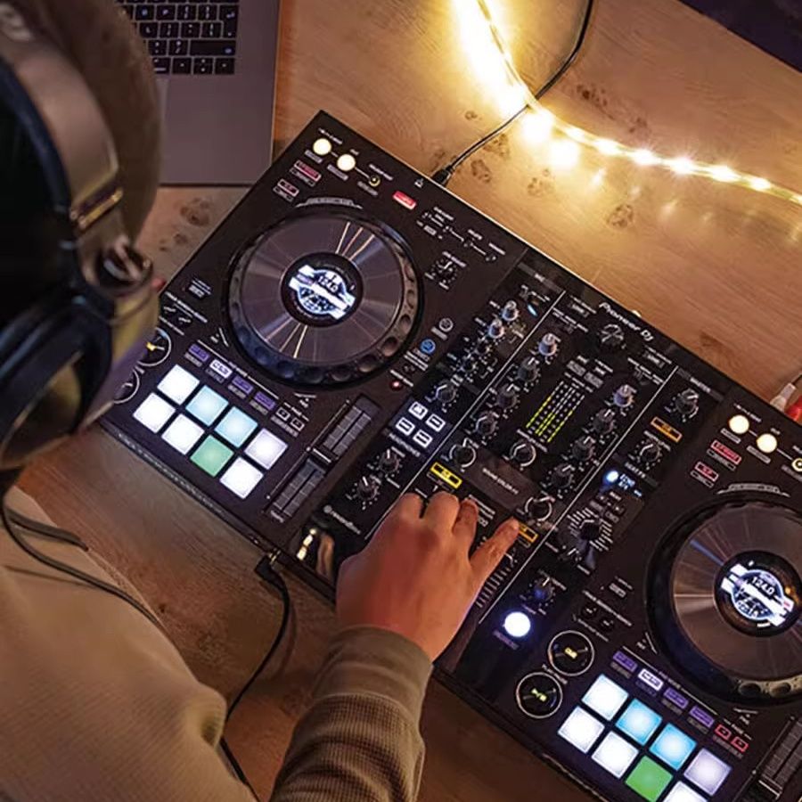 Noir (Pioneer DDJ-800 DJ numérique)