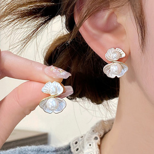Boucles d'oreilles tendance en alliage de zinc avec perles pour femme, design floral simple, luxe léger haut de gamme, vente chaude - Product Image 4