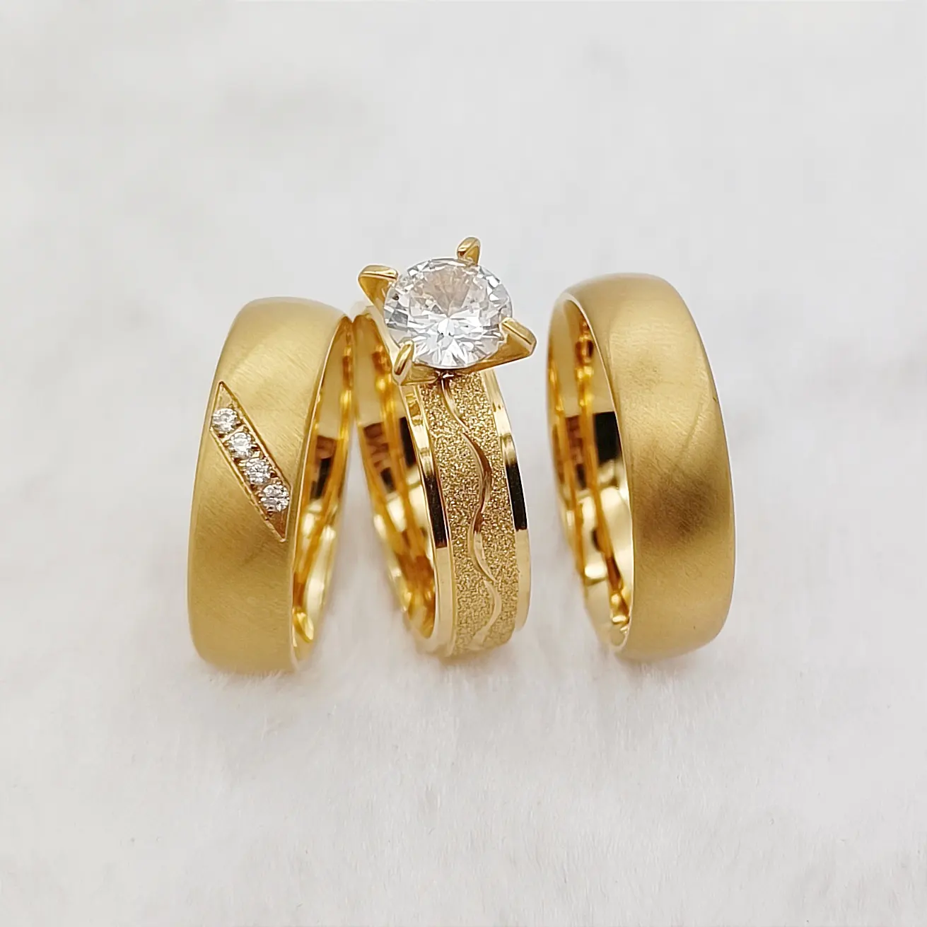 男性と女性のためのカップルの結婚式の婚約指輪18k金メッキステンレス鋼ジュエリー女性アライアンス