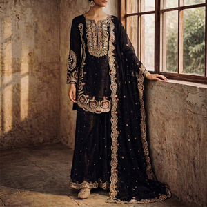 Vente en gros de Salwar Kameez en organza brodé par des designers pakistanais, noir, ensemble Sharara 3 pièces - Product Image 1