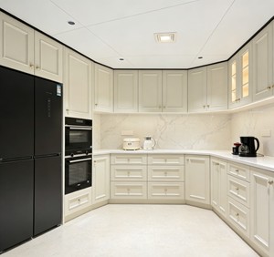 High-End Shaker-Style Solid Wood Kitchen Cabinet Luxury Custom Modular Design With Glass-Front Accents & Gold Hardware - Product Image 4